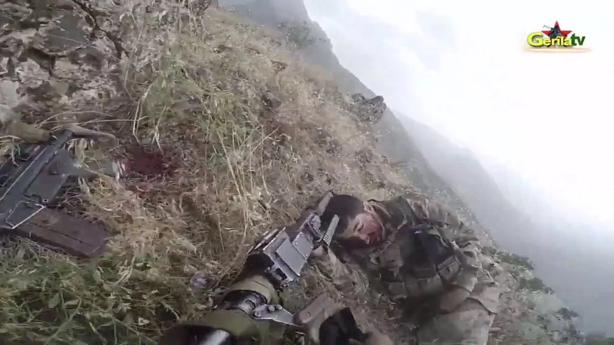 Τους “θερίζουν”! Κούρδοι σκοτώνουν εξ’ επαφής Τούρκους στρατιώτες – Καρέ-καρέ το νέο τουρκικό λουτρό αίματος – Βίντεο